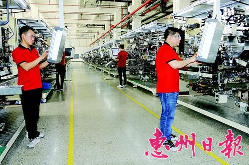 ▲z6.com科技员工在出产车间忙乱。本报记者李松权 通讯员林 婧 摄
